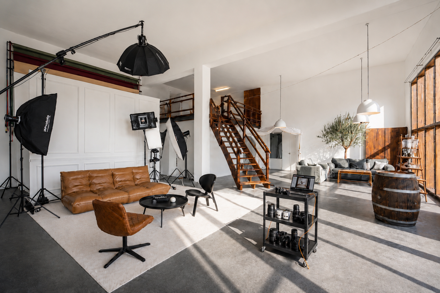 Fotostudio mit Softboxen und Ledersofa