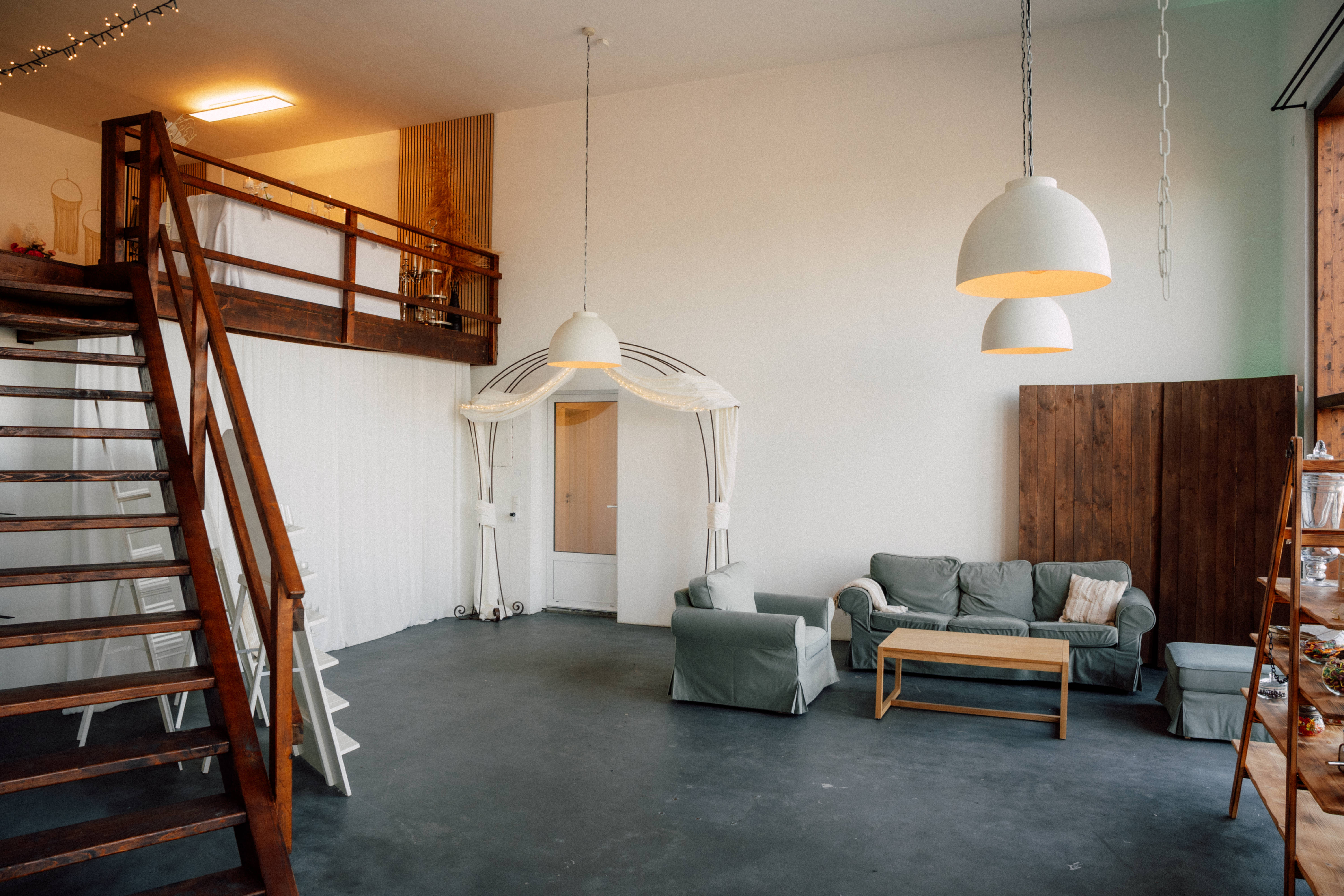 Loft mit Galerie-Ebene, Lounge und Pendelleuchten