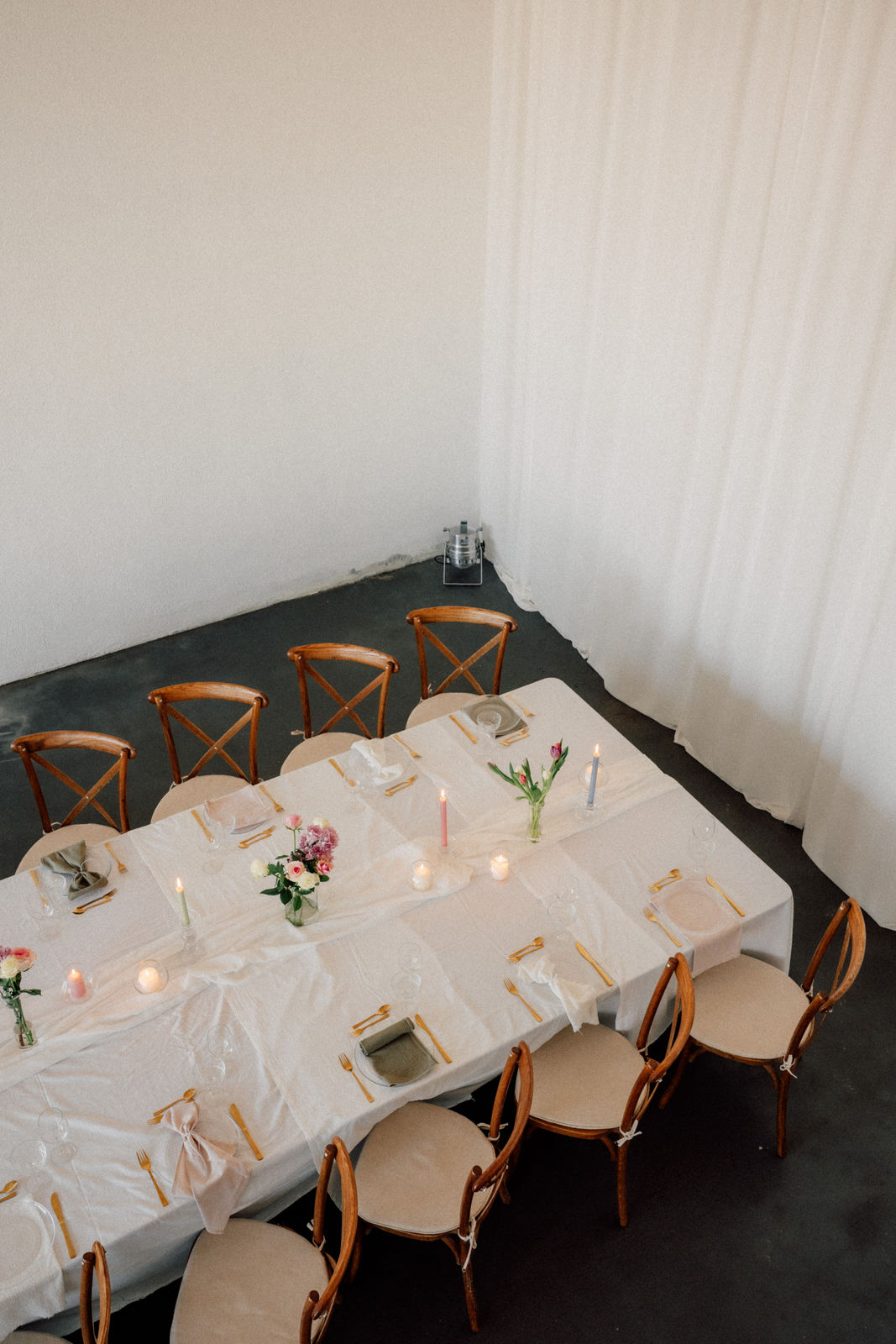 Festlich gedeckte lange Tafel im Loft