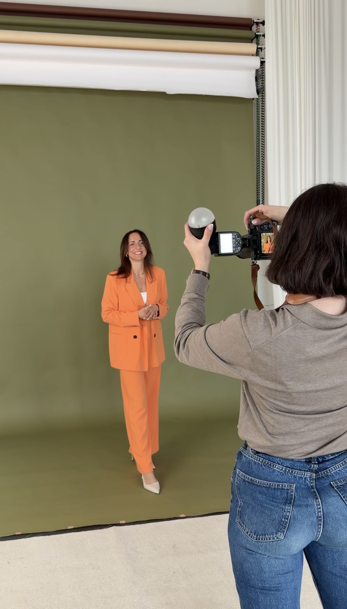 Fotostudio mit Papier-Rückwänden und Lichttechnik