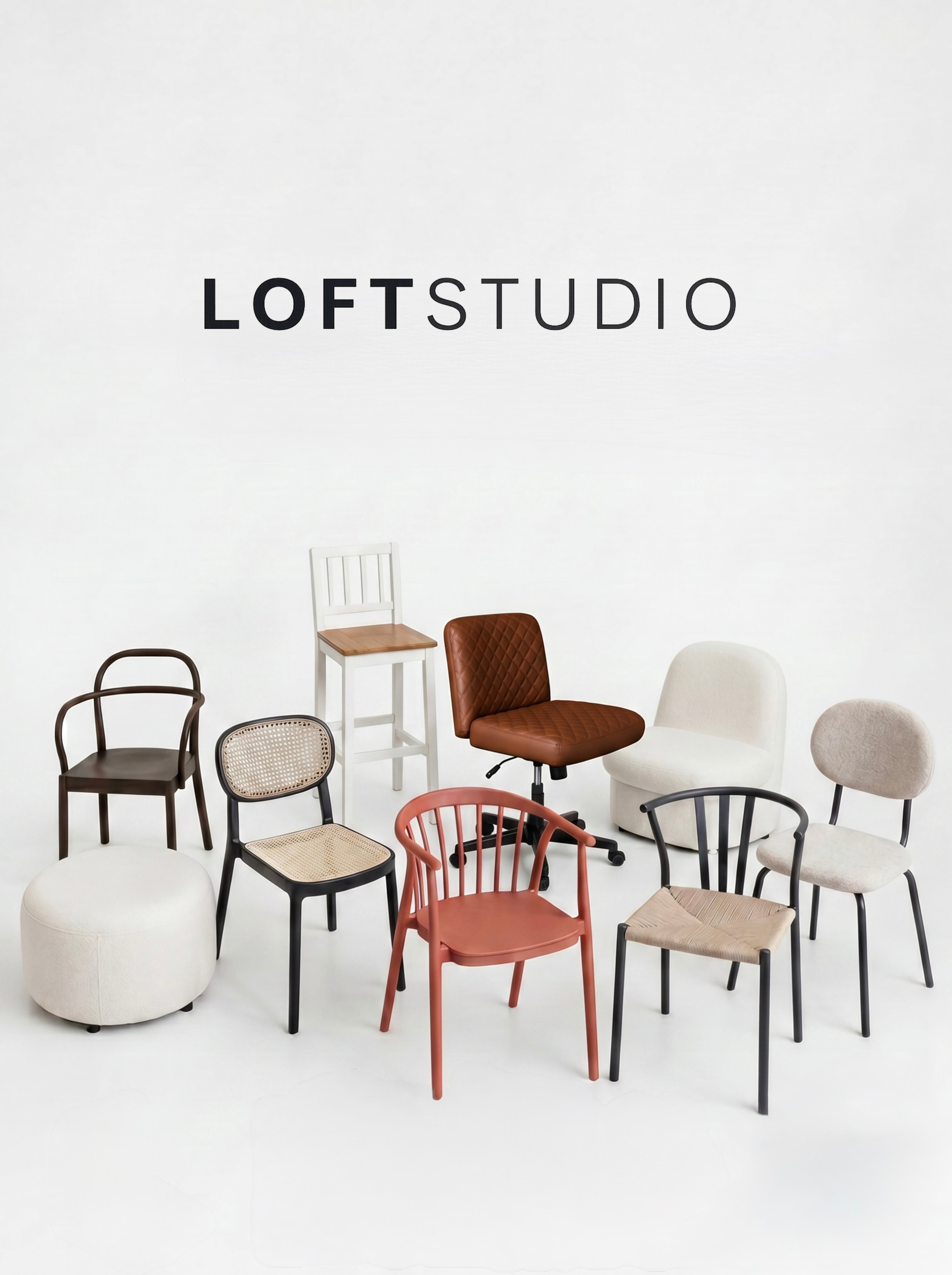 Auswahl verschiedener Stühle, Hocker und Sessel als Set-Ausstattung im Loft-Studio